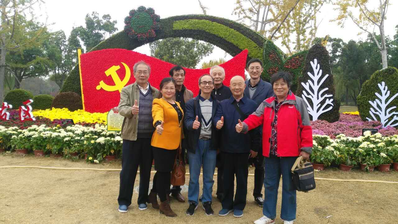 20171103崇二支部:金秋同赏菊,盛赞祖国好01.jpg