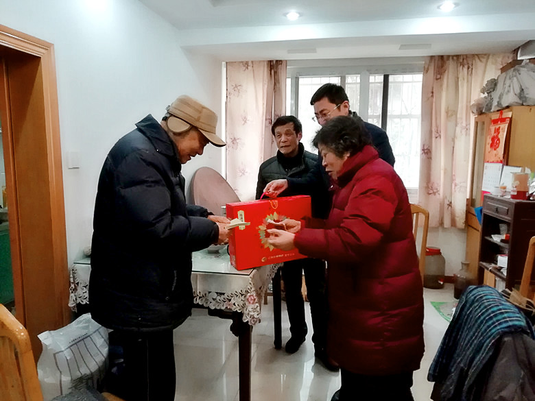 20180210春节慰问暖人心,殷殷真情送祝福01.jpg 20180210春节慰问暖人心,殷殷真情送祝福01.jpg